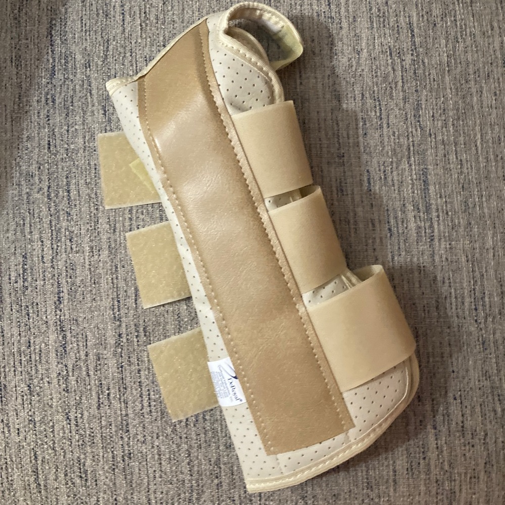 BRAND NEW Arm Brace- Carpal tunnel - Right hand Wrist stabilizing medical Size M
